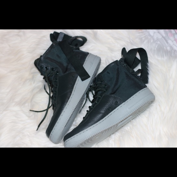 Air Force 1 - Picture 7 of 8